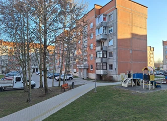 3-JŲ KAMBARIŲ BUTAS SU HOLU ŠILUTĖJE LAUKIA JŪSŲ!