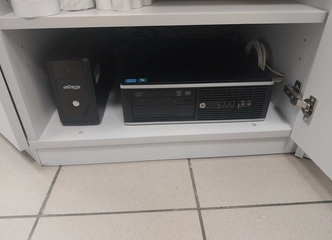 Kasos įranga su viskuo reikalingu – kompiuteris, UPS, skaitytuvai